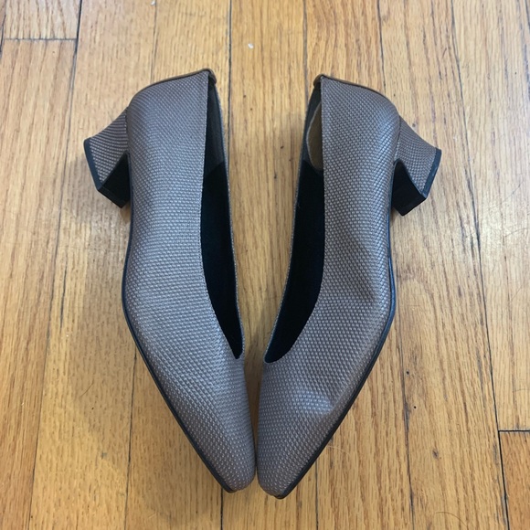 Vintage Stuart Weitzman Textured Heels - Picture 4 of 8